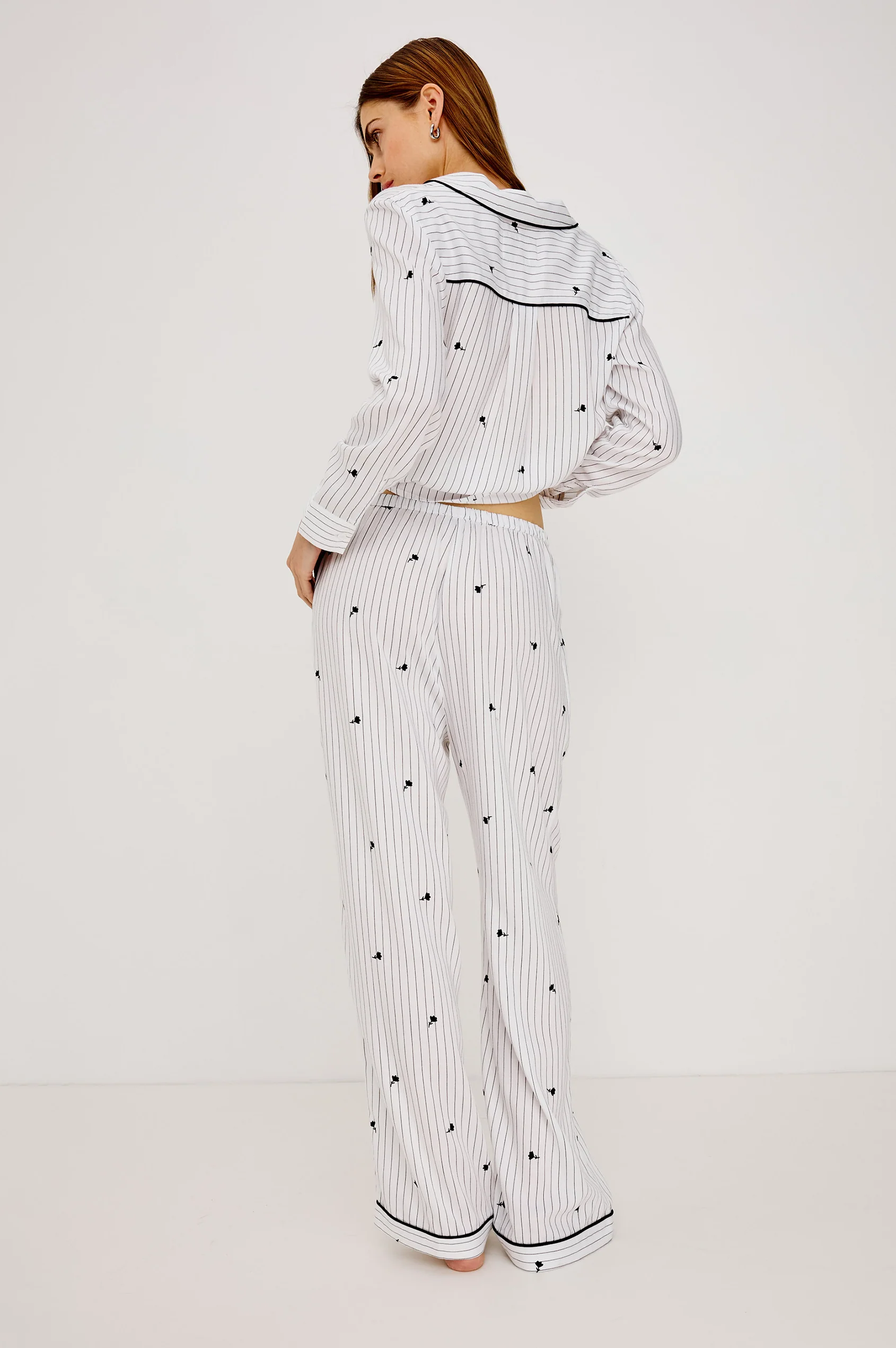 LUNA-PAJAMA-SET-STRIPED-ONYX-FLORAL_5_PJ-303-549A-12123_4f13e7d5-7ef1-4336-9fbe-846c492cd931